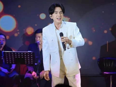 Đan Trường đưa con trai lên sân khấu kỷ niệm 30 năm làm nghề