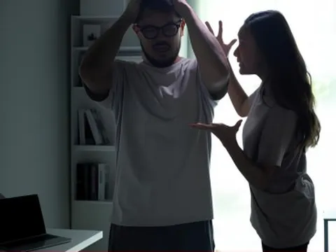 Muốn ly hôn vì chỉ cần quên đóng chai nước cũng bị vợ đay nghiến cả ngày