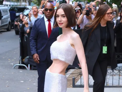 Vóc dáng khó tin của Lily Collins