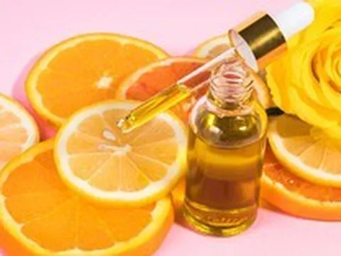 Bôi serum vitamin C buổi sáng có bị bắt nắng không?