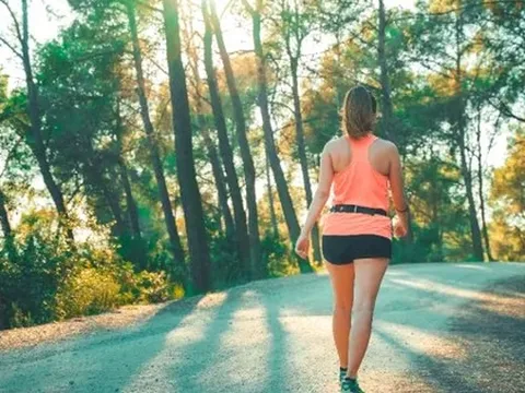 6 kiểu đi bộ giúp xương chắc khỏe hơn cả dùng thuốc bổ sau tuổi 45