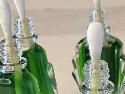 Cắm tăm bông vào lọ dầu gió có tác dụng gì?