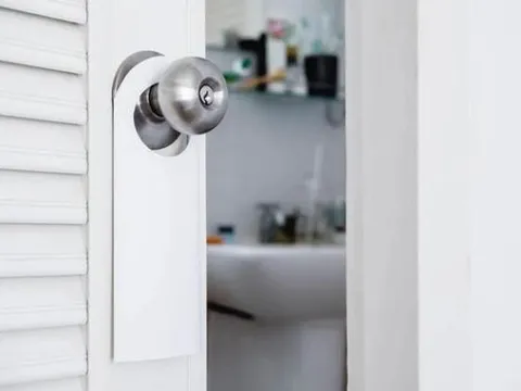Đóng hay mở cửa phòng tắm sau khi dùng xong? Thì ra bấy lâu rất nhiều người hiểu sai