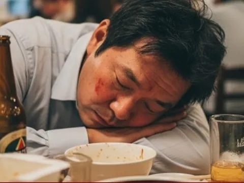 Vì sao người nửa chén rượu đã ‘gục’, người uống mãi không say?