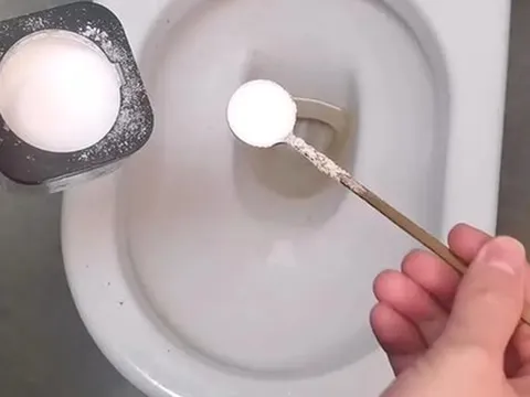 Rắc một nắm muối vào bồn cầu, hiệu quả "vàng mười" khiến nhiều người bất ngờ