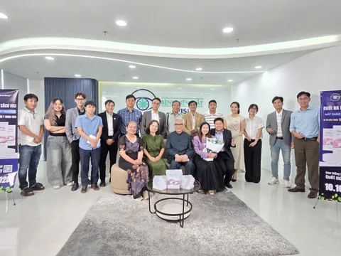 Bán sách hỗ trợ bệnh nhân nghèo điều trị mắt