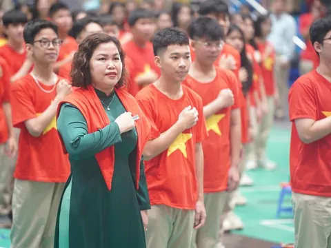 Nữ hiệu trưởng bỏ tiền túi thưởng học sinh đạt giải đi nước ngoài 3