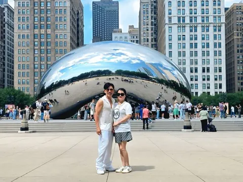 Nam ca sĩ công khai bạn gái ở tuổi U60: Từng là ngôi sao ca nhạc, giờ là thầy giáo dạy Toán, body 6 múi