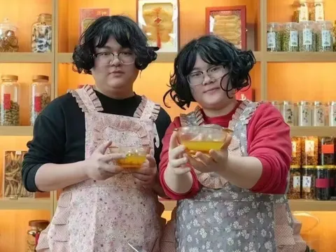 Cặp đôi gây sốt vì có ngoại hình giống hệt nhau: Dân mạng thích thú "Ai là chồng? Ai là vợ?"