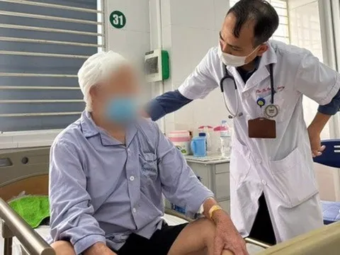 Người đàn ông cương quyết đòi ra viện chữa "bác sĩ gần nhà", 72 giờ sau phải cấp cứu trong hoảng loạn, la hét
