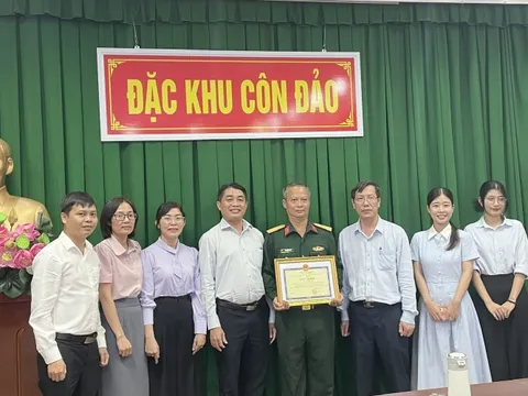 Khen thưởng thiếu tá quân y cứu du khách bị đuối nước tại Côn Đảo