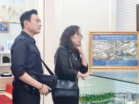 Nam diễn viên 18 năm chăm mẹ tai biến, 52 tuổi bỡ ngỡ khi pha sữa cho con, 56 tuổi lên chức Chủ tịch