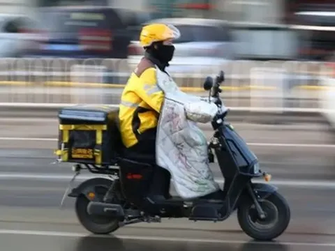 Nam shipper 37 tuổi phát hiện nhiễm HIV, nghẹn ngào: “Chỉ vì lúc đó sơ ý…”