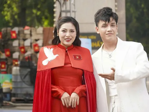 Vợ chồng ca sĩ Việt Sơn - Hồng Hạnh cùng xuất hiện, hát chung tại sự kiện ở Hà Nội