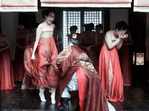 Cả đời chưa thấy phim 18+ Hàn Quốc nào nóng cỡ này: Nữ chính mặt đẹp dáng đỉnh, xem là ngộp thở!