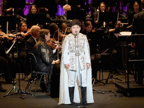 Giọng ca opera 13 tuổi của Việt Nam hát với dàn nhạc giao hưởng lừng danh Mỹ 0