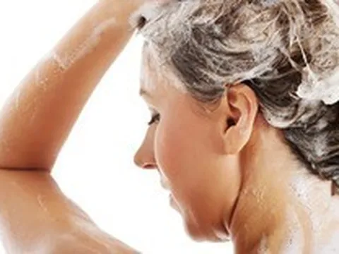 8 thói quen khi gội đầu khiến tóc khô xơ, gãy rụng nhiều