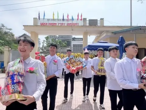 Dàn nam sinh 'bê tráp' tặng quà ngày 20/10 cho cô giáo và các bạn nữ gây 'sốt' 0