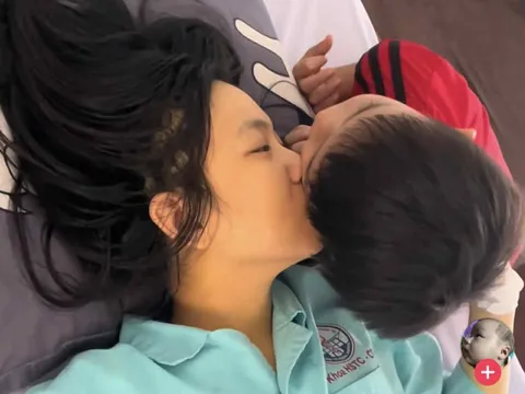 Xúc động nụ hôn người mẹ trẻ trao con trai trước khi hôn mê sâu