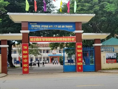 Bức xúc vì phó hiệu trưởng cho học sinh dừng tiết học để... quét rác giữa trời nắng