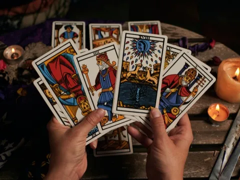 Chọn 1 lá bài Tarot để biết: Tháng 9 Âm lịch này, công việc của bạn thăng hoa hay chông chênh?