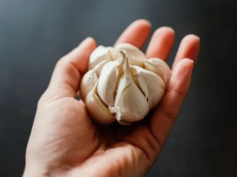 Ăn tỏi sống mỗi ngày để “chống ung thư”, 6 tháng sau, người đàn ông đi khám, nhận kết quả bất ngờ