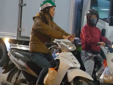 Đợt không khí lạnh đầu tiên trong năm tràn về, người Hà Nội khoác áo ấm ra đường