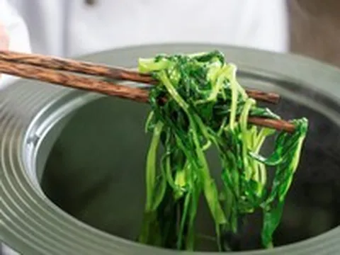 Khi ăn cơm, nên ăn rau hay thịt trước để giảm cân hiệu quả?