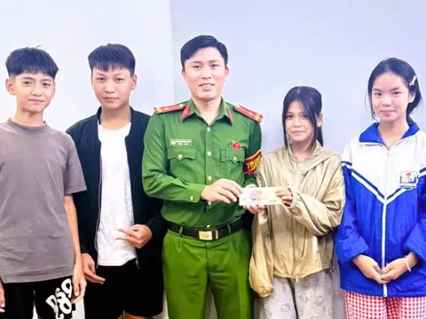 Nhặt được cọc tiền rơi bên đường, 4 học sinh tới công an tìm người mất