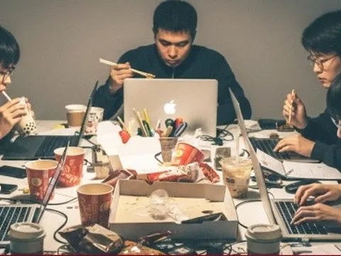 'Sáng bỏ, tối no' – thói quen xấu đang bào mòn sức khỏe người trẻ