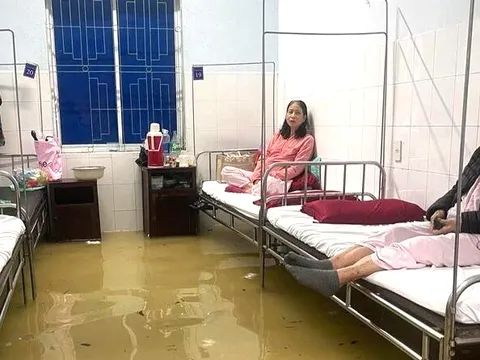 Bệnh viện lớn nhất miền Trung ngập nước, bác sĩ, bệnh nhân bì bõm chạy lũ 0