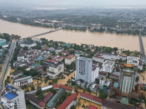 Mưa lớn khiến 8 người chết và mất tích, báo động về lũ trên các sông ở miền Trung