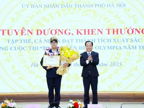 Hà Nội tặng bằng khen cho quán quân Olympia Trần Bùi Bảo Khánh 1