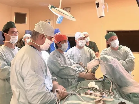 Bác sĩ Việt Nam giảng dạy và mổ nội soi thị phạm tại Nga 1