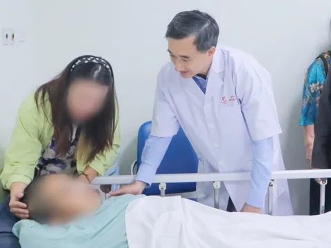 Cuộc hội ngộ xúc động giữa Thứ trưởng Y tế và người được cứu sống ở cầu Nhật Tân 0