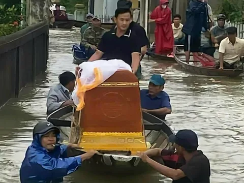 Quảng Trị: Một xã có 570 nhà bị ngập lụt, dân phải dùng ghe đưa quan tài đến nơi cao ráo