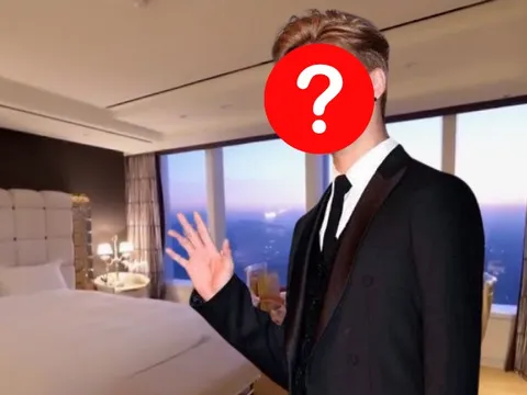 Hình ảnh gây sốc trong nhà riêng của ca sĩ J bị cấm sóng 10 năm