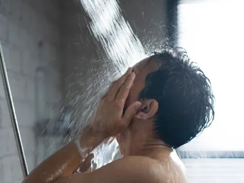 Kiểu tắm khiến nam thanh niên méo miệng, liệt mặt: Bác sĩ cảnh báo