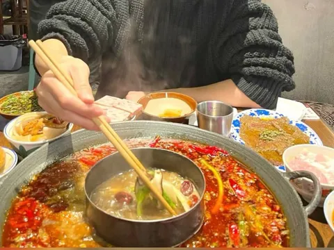 Người đàn ông suýt chết vì suy tim và phù phổi, bác sĩ cảnh báo: 8 nhóm người cẩn trọng khi ăn lẩu!