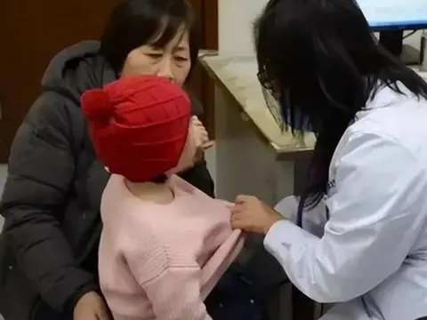 Bé gái 5 tuổi liên tục kêu “đau mông”, đi khám bác sĩ lắc đầu: “Đến muộn rồi!”