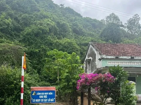 Gia Lai di dời khẩn 59 hộ dân khỏi khu vực sạt lở núi ngay trong đêm