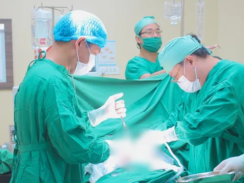 Ăn uống vô tội vạ đêm khuya, nam sinh viên bị thủng tạng rỗng