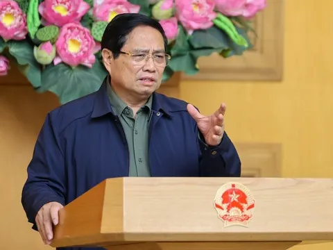 Thủ tướng: Bằng mọi cách tiếp tế được cho người dân bị chia cắt do mưa lũ lịch sử ở miền Trung