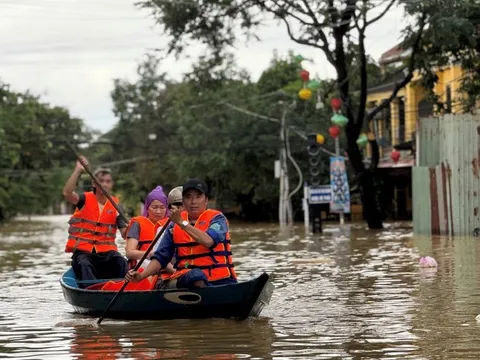 Trắng đêm giữ kè, chống lũ