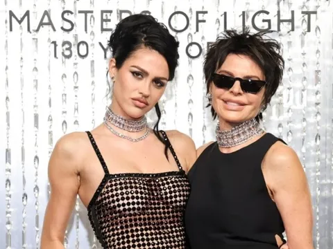 Người mẫu mặc như khỏa thân