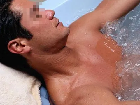 Người đàn ông 51 tuổi đột quỵ khi đang tắm, bác sĩ cảnh báo 3 thói quen tắm "chết người"