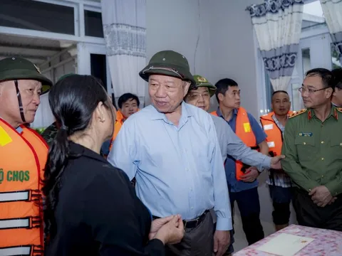 Tổng Bí thư Tô Lâm thăm hỏi, động viên và tặng quà người dân bị ảnh hưởng bởi lũ lụt ở Huế
