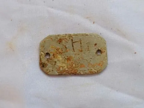 Tìm thấy hài cốt liệt sĩ kèm biển nhôm khắc ký hiệu rất quan trọng