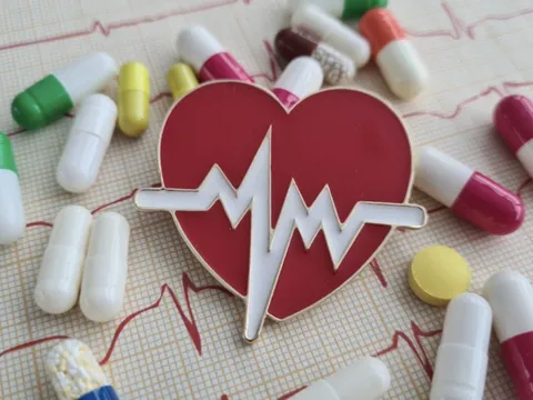 TP HCM: Người cha đang đón con ở trường bỗng ngất xỉu