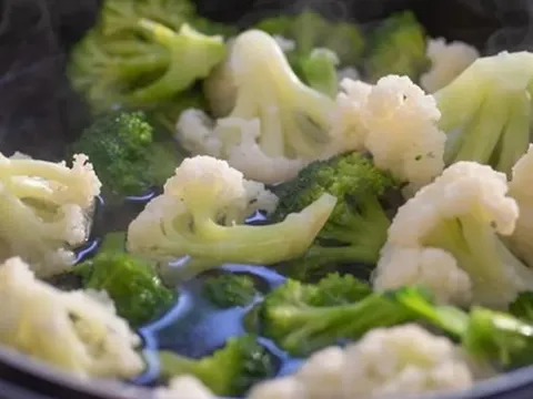 Cô gái 25 tuổi hoại tử tuyến tụy vì ăn rau luộc theo cách này